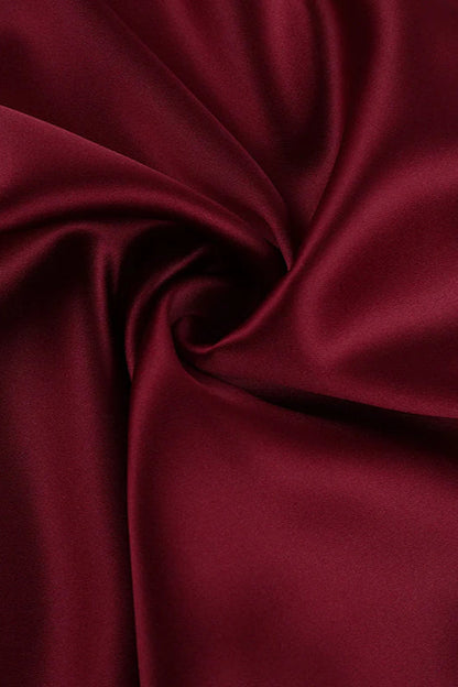 Detailansicht des Neckholder-Ausschnitts am Partykleid