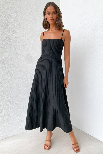 Gestricktes, plissiertes Midi-Kleid mit Spaghettiträgern