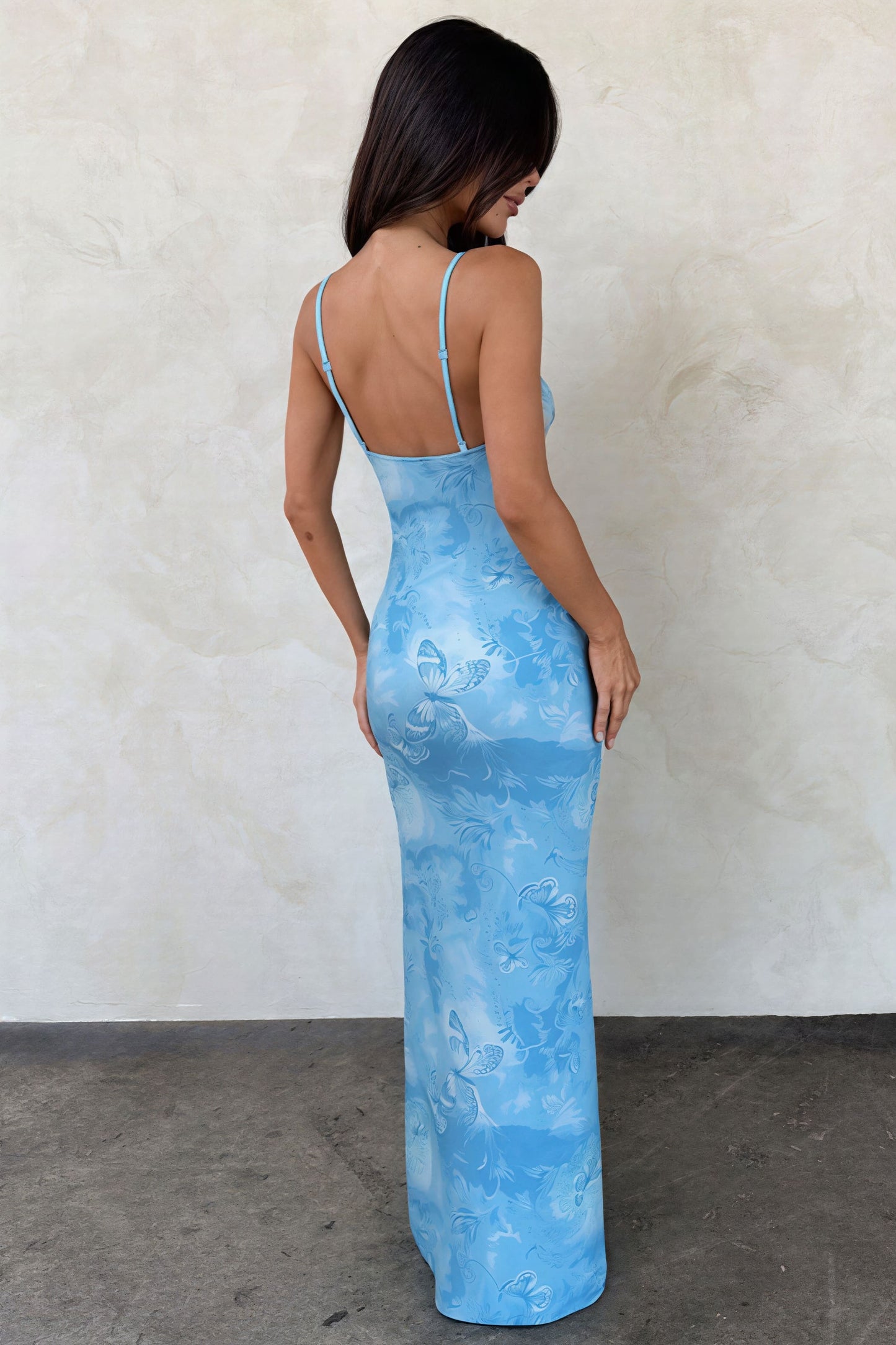 Langes ärmelloses Damenkleid mit Schmetterlingsprint in voller Länge