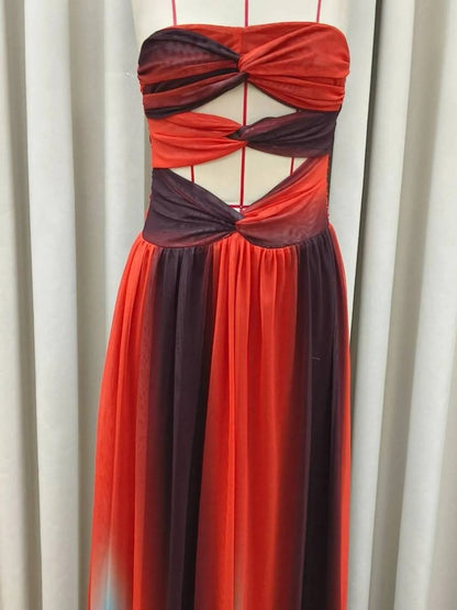 Schulterfreies Maxikleid mit Cut-Out und Farbverlauf in Orange