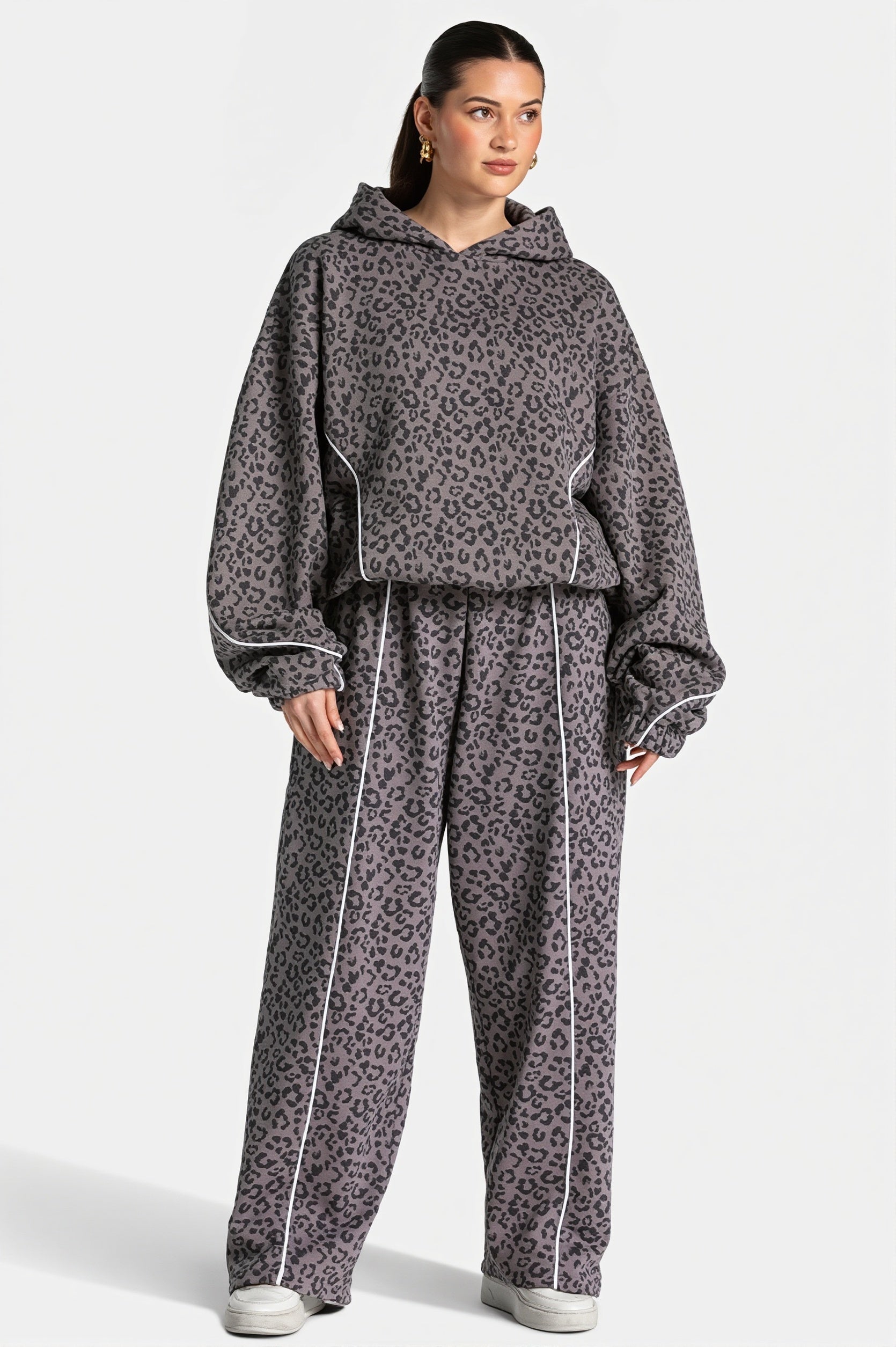 Damen-Zweiteiler mit Kapuzenoberteil und passender Hose