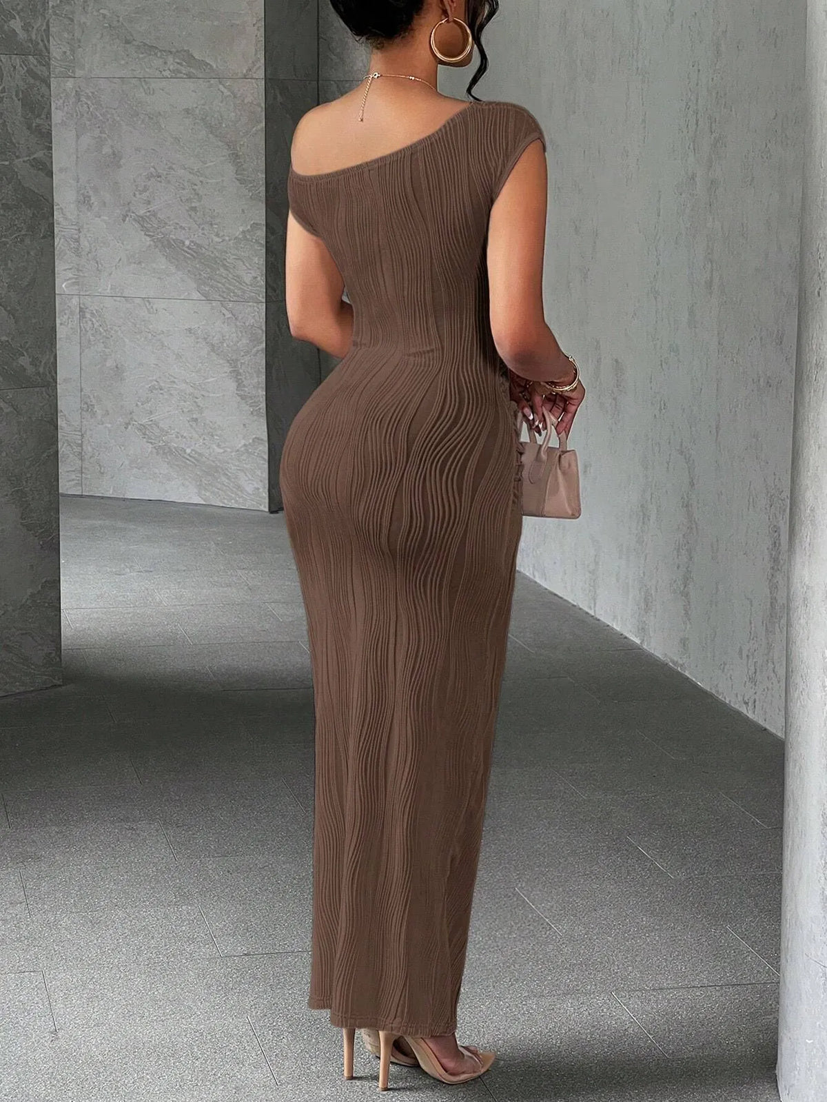 Damenkleid in voller Länge mit asymmetrischem Ausschnitt