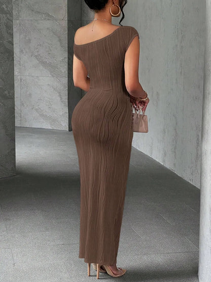 Damenkleid in voller Länge mit asymmetrischem Ausschnitt