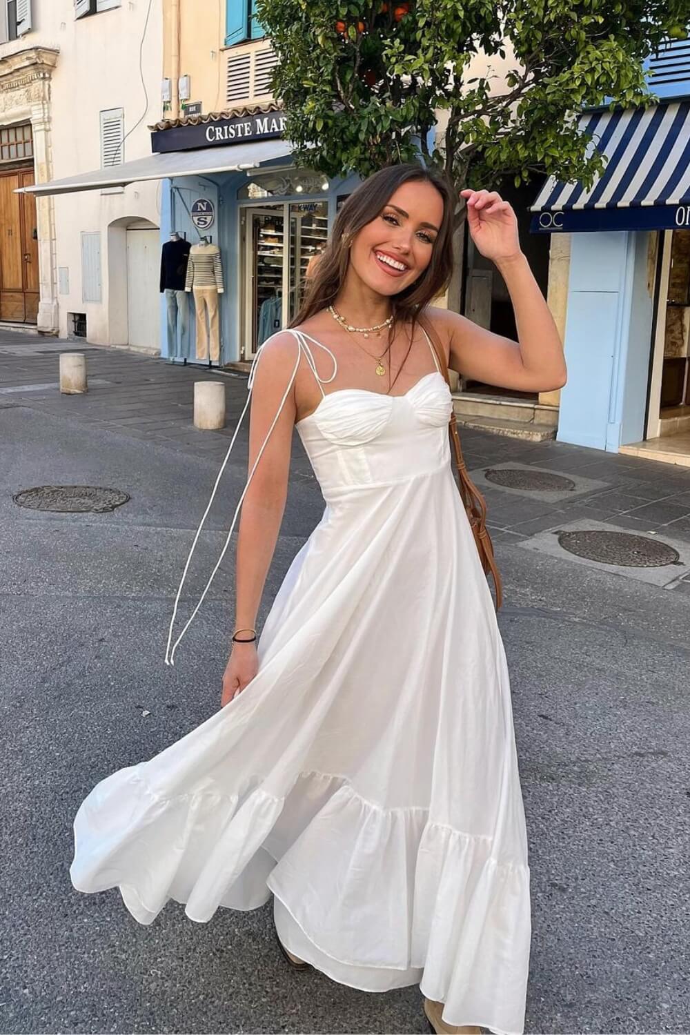 Lang fließendes Kleid aus Polyester in Weiß