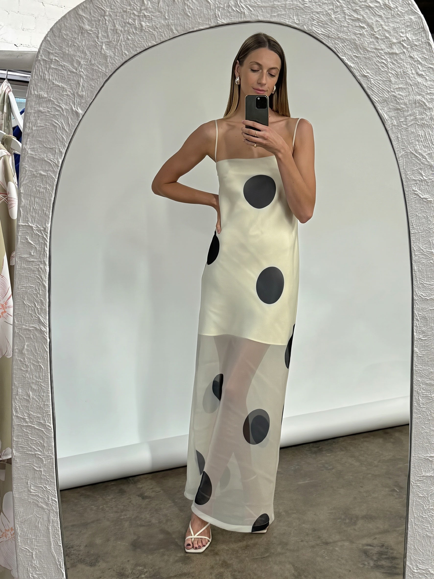 Nahaufnahme vom oberen Bereich des trägerlosen Slim-Fit-Maxikleids