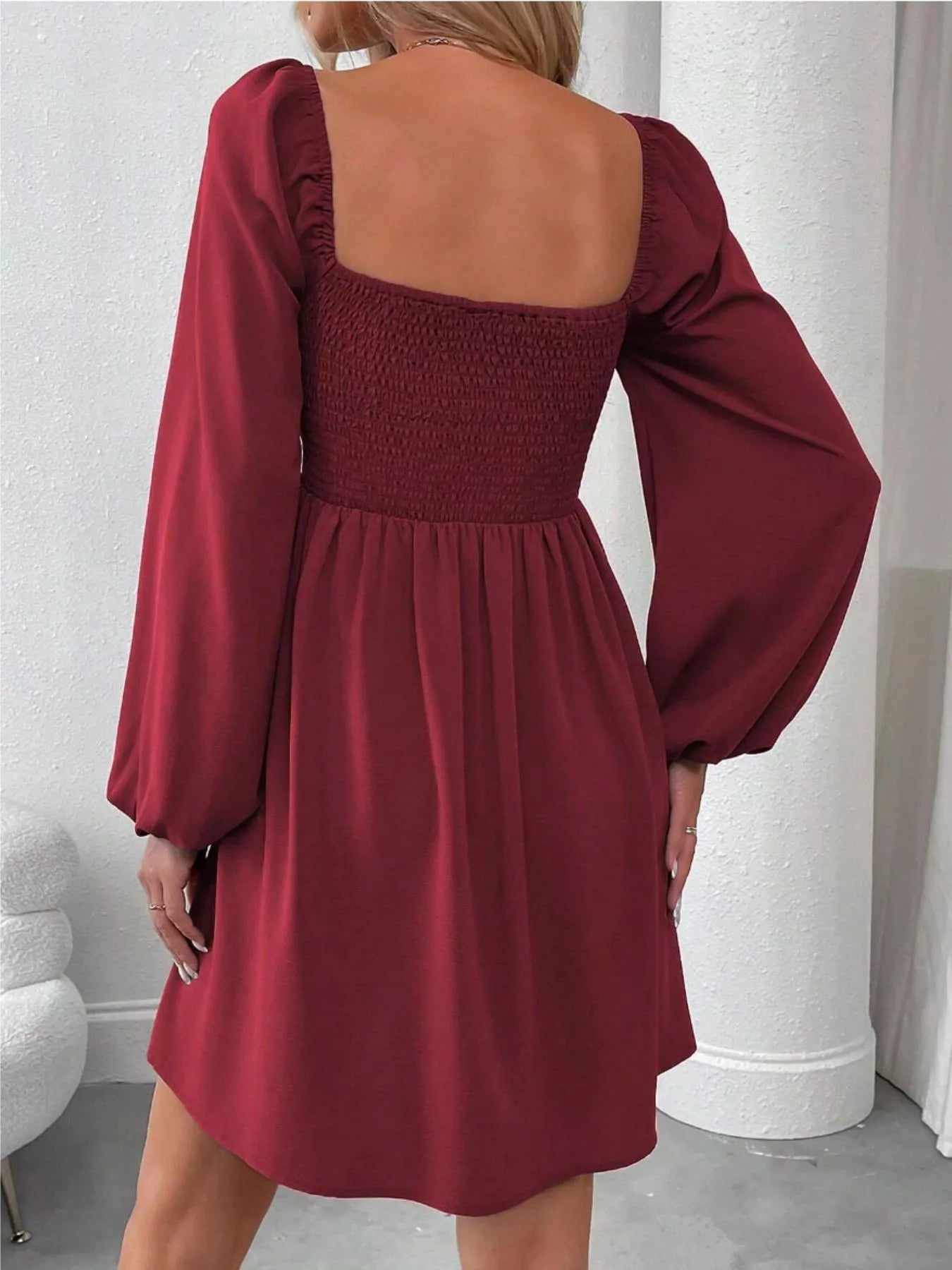 Gerüschtes A-Linien-Kleid mit quadratischem Ausschnitt und langen Ärmeln