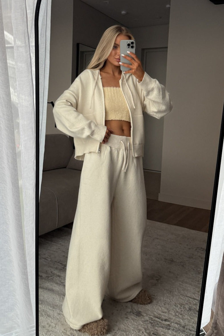 Zweiteiliges Strickensemble mit Reissverschluss und Kapuze