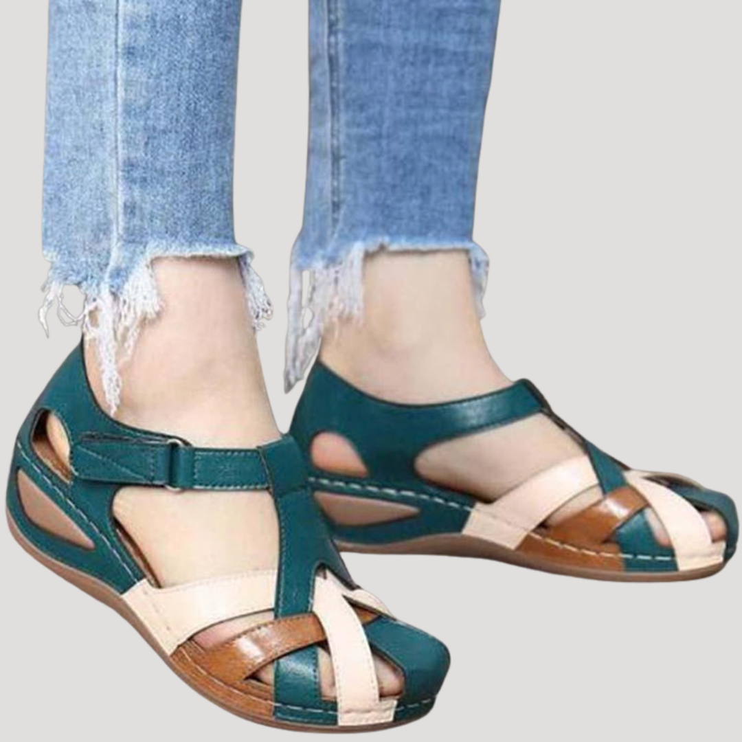 Bequeme Damen Sandalen mit geschlossener Spitze von vorne fotografiert
