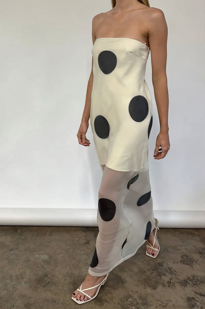 Damen in elegantem Maxikleid mit Polka Dots und figurbetonter Passform