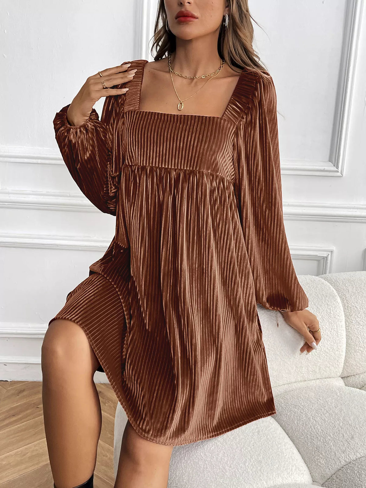 Detailansicht des Carré-Ausschnitts am Damen-Samtkleid