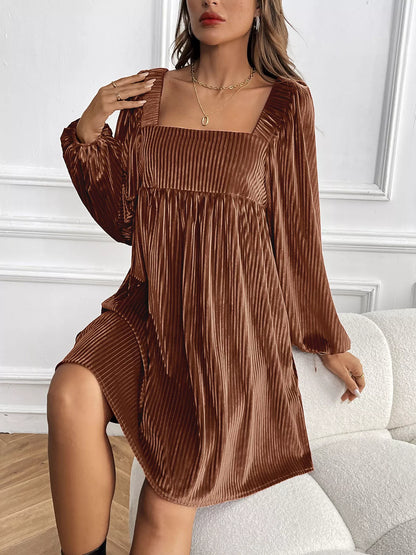 Detailansicht des Carré-Ausschnitts am Damen-Samtkleid