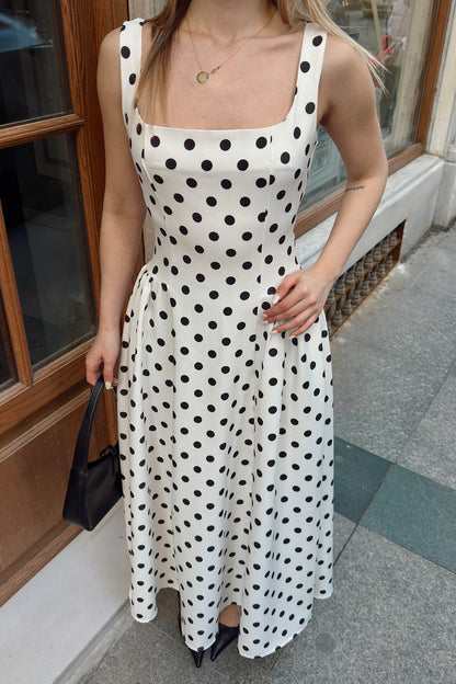 Weißes Midikleid für Damen mit Punkten, geraffter Taille und ausgestelltem Rock
