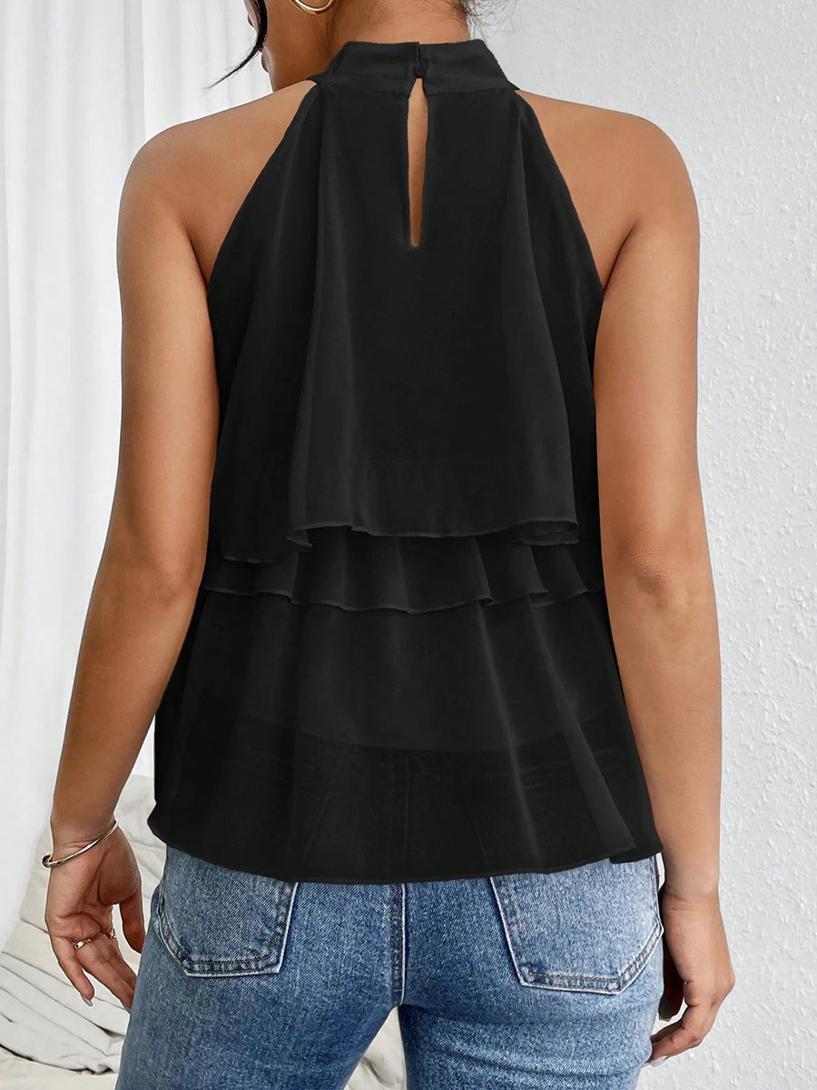 Nahaufnahme vom Halterneck und Volantdetail am Damen-Tanktop