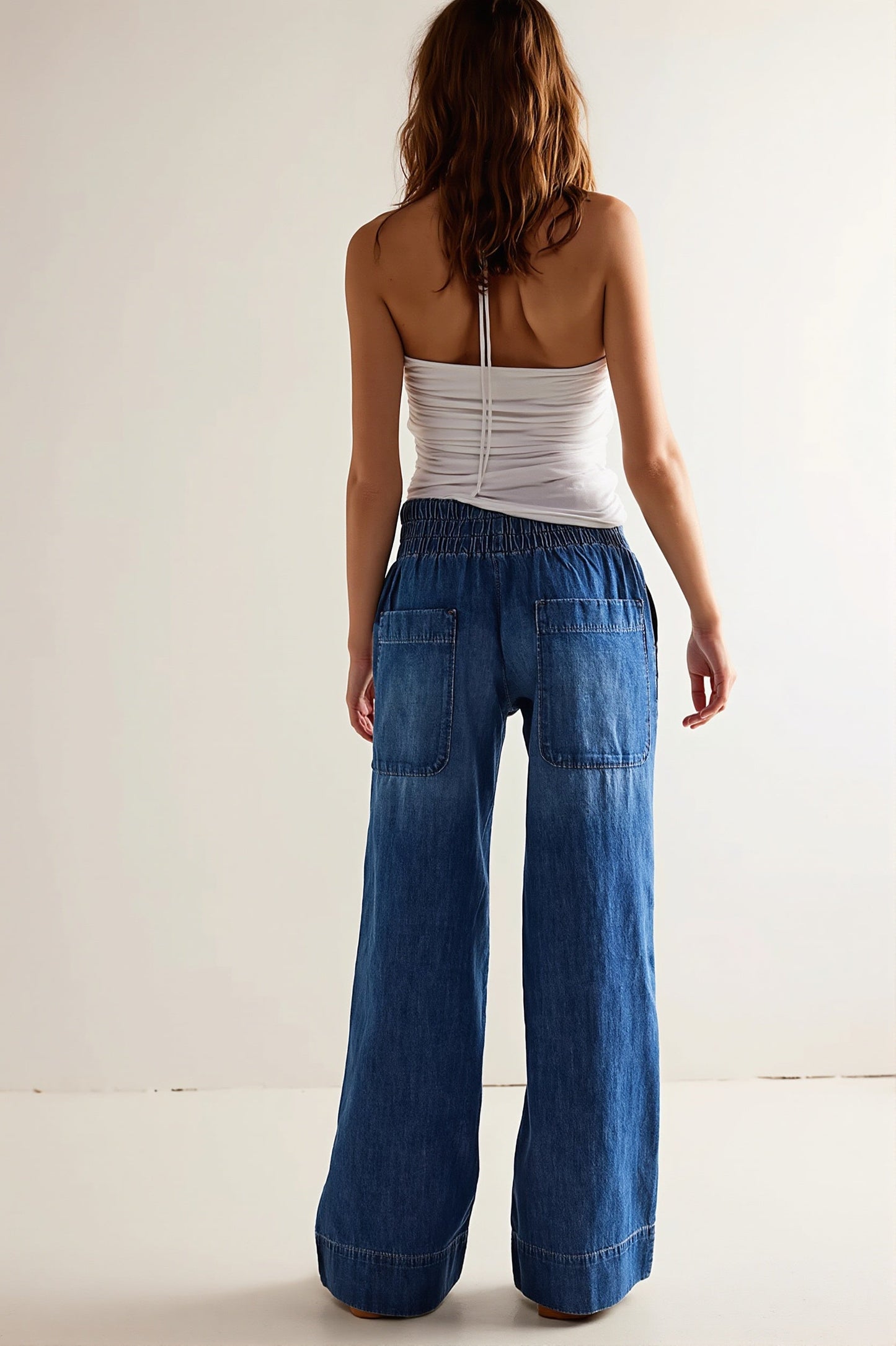 Nahaufnahme vom Denimstoff der Damenjeans