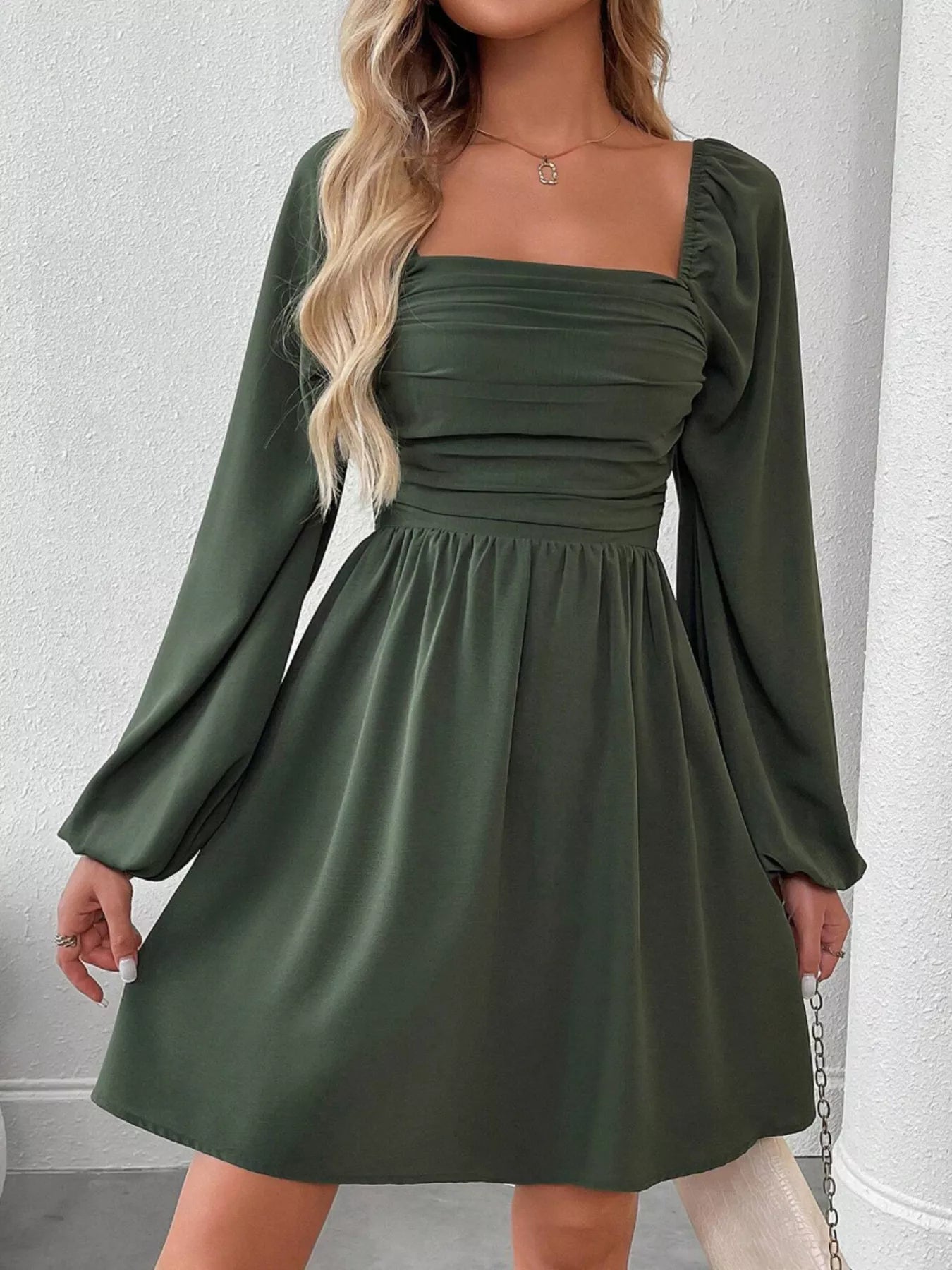 Gerüschtes A-Linien-Kleid mit quadratischem Ausschnitt und langen Ärmeln
