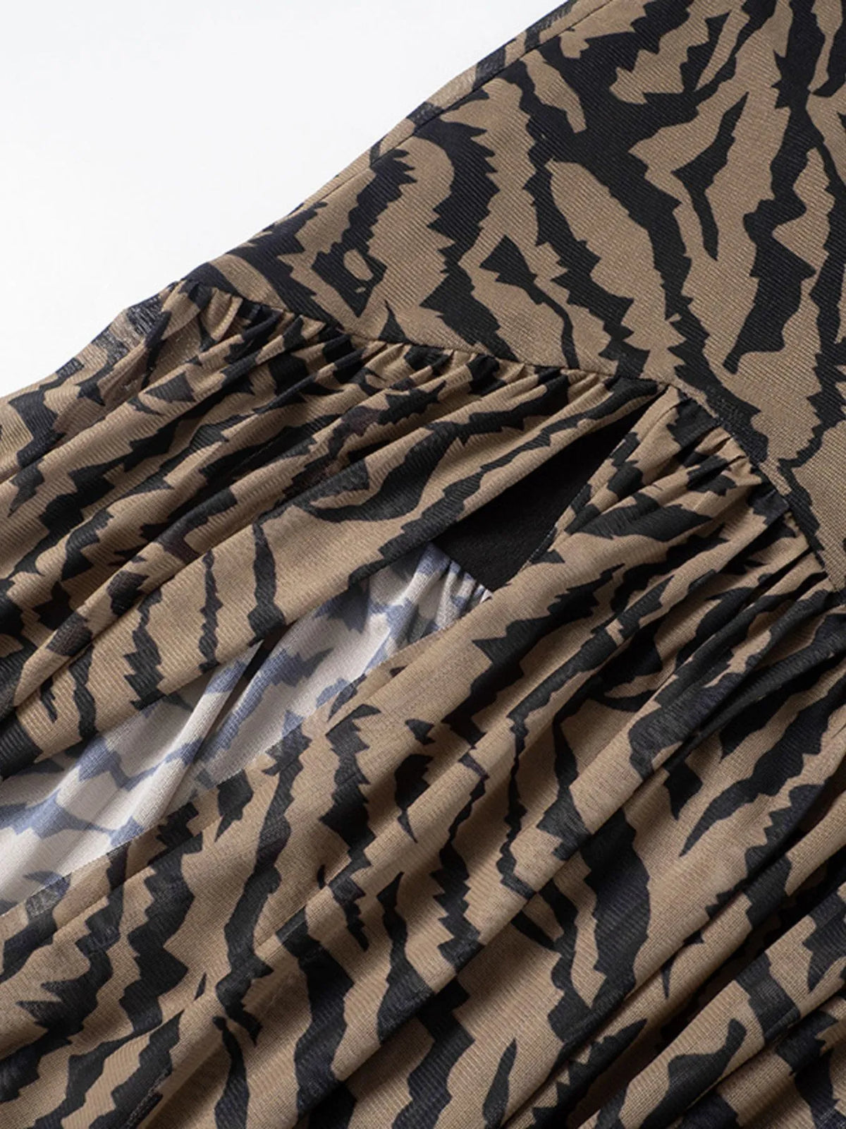 Detailansicht des Zebramusters am langen Damenkleid