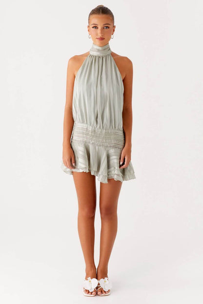 Satiniertes, drapiertes Kurzkleid mit hohem Hals