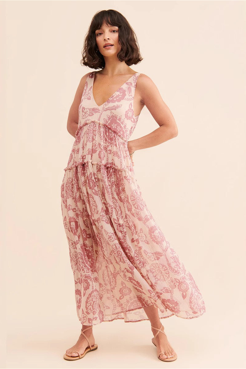Feminines Maxikleid mit floralem Muster und Volantsaum im Detail