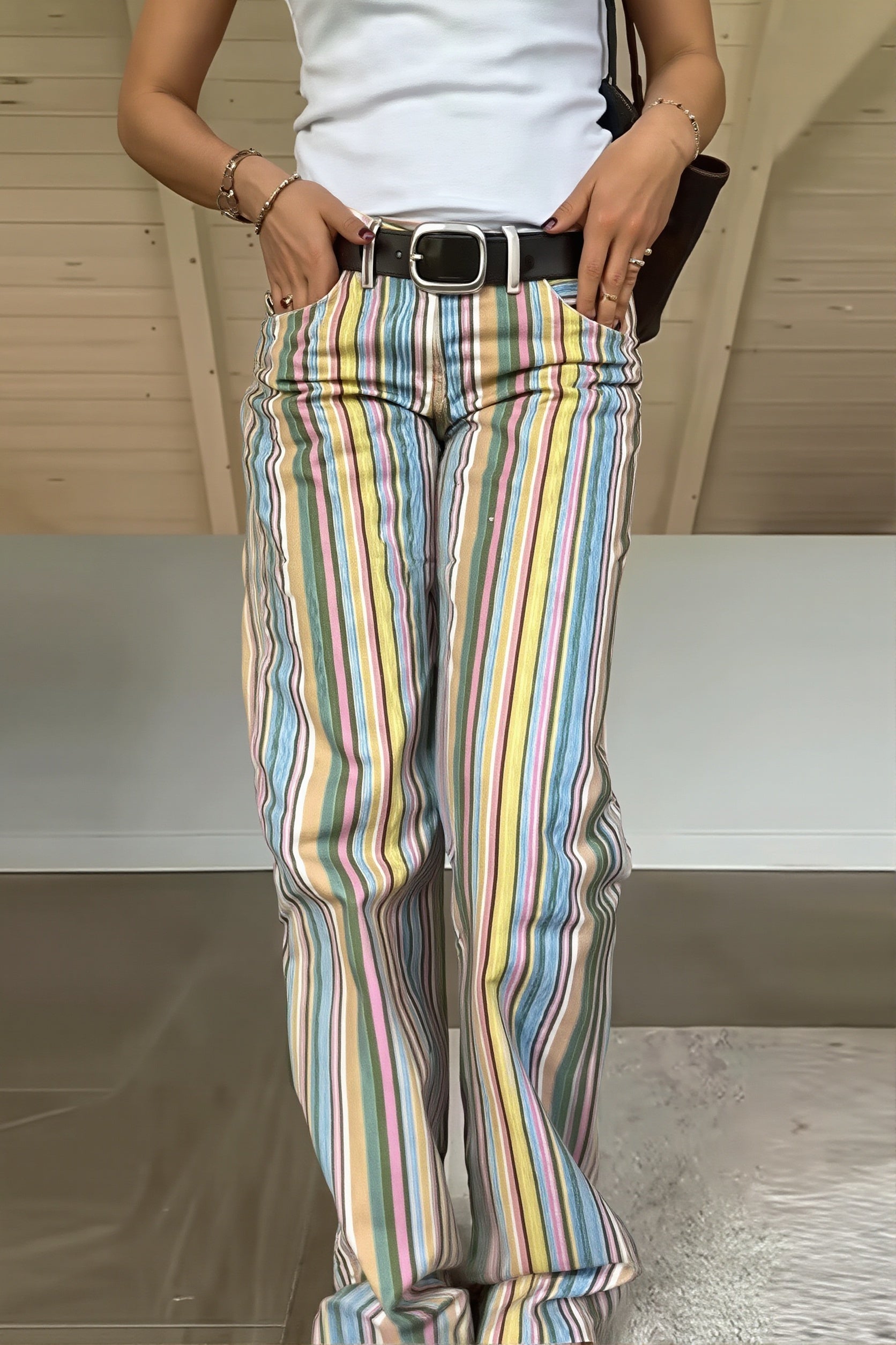 Damen Straight Leg Jeans mit bunten Colourblock-Streifen und tiefem Bund, Vorderansicht