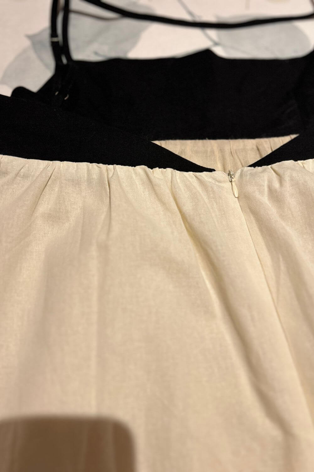 Midi-Kleid aus Leinen-Baumwoll-Mischung, locker geschnitten, schwarz-weiß