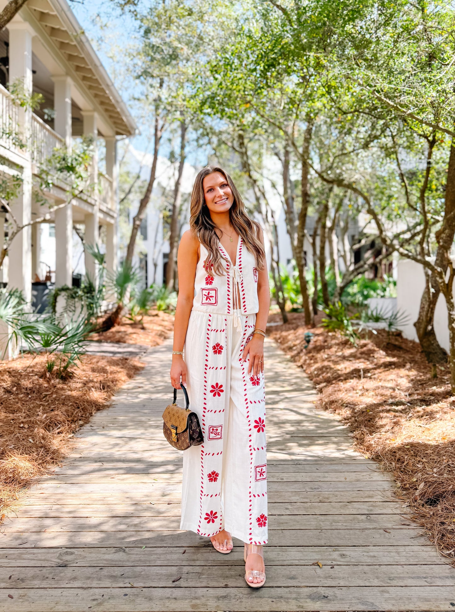 Sommerliches Damen Leinen-Set im Boho-Stil mit bestickter Weste und weiter Hose