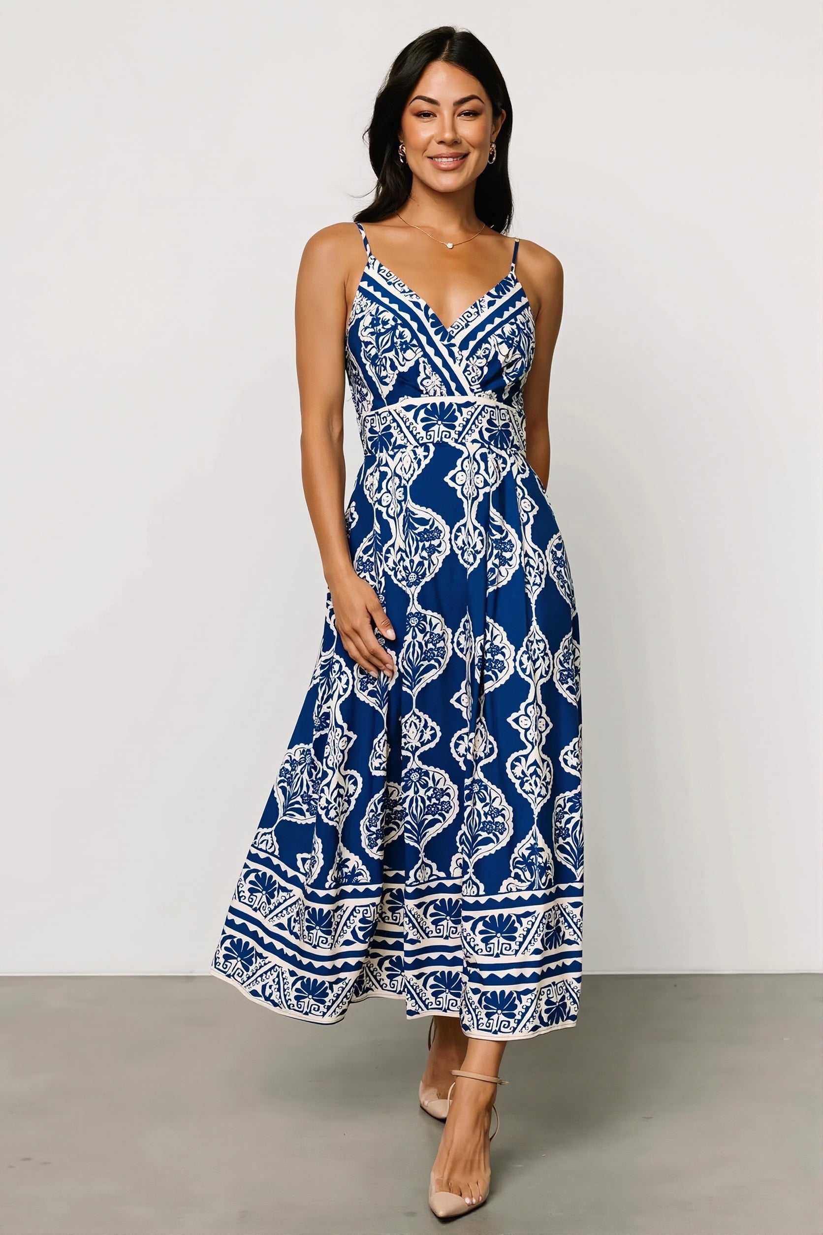 Detailansicht vom V-Ausschnitt und Blumenprint des Maxi Slipkleids