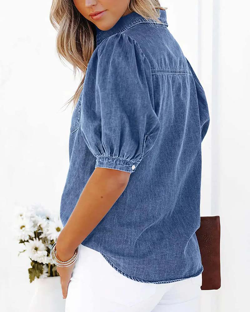 Jeansbluse für Damen mit Druckknöpfen und lockerer Passform in Frontalansicht