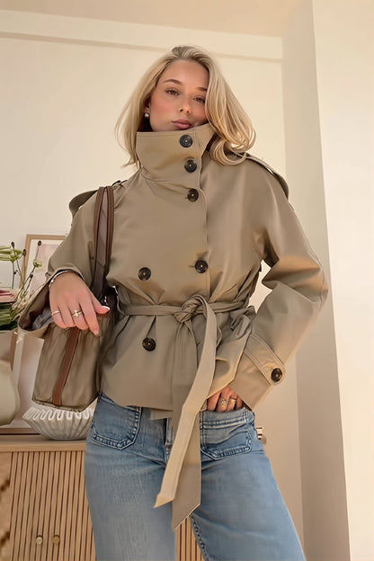 Damen-Trenchjacke im Cropped-Schnitt mit Gürtel in der Vorderansicht