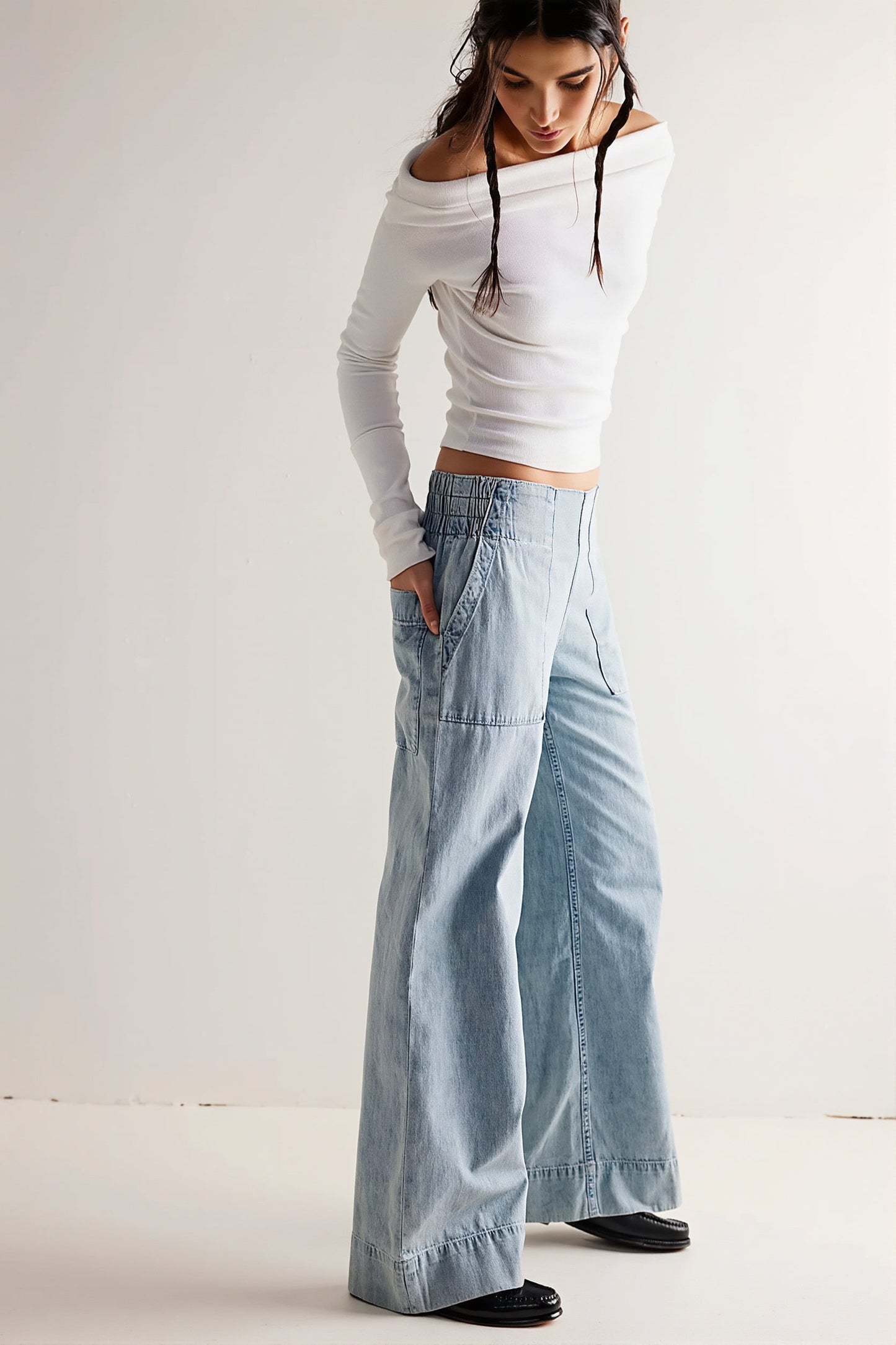 Rückseite der baggy Damenjeans mit weitem Bein
