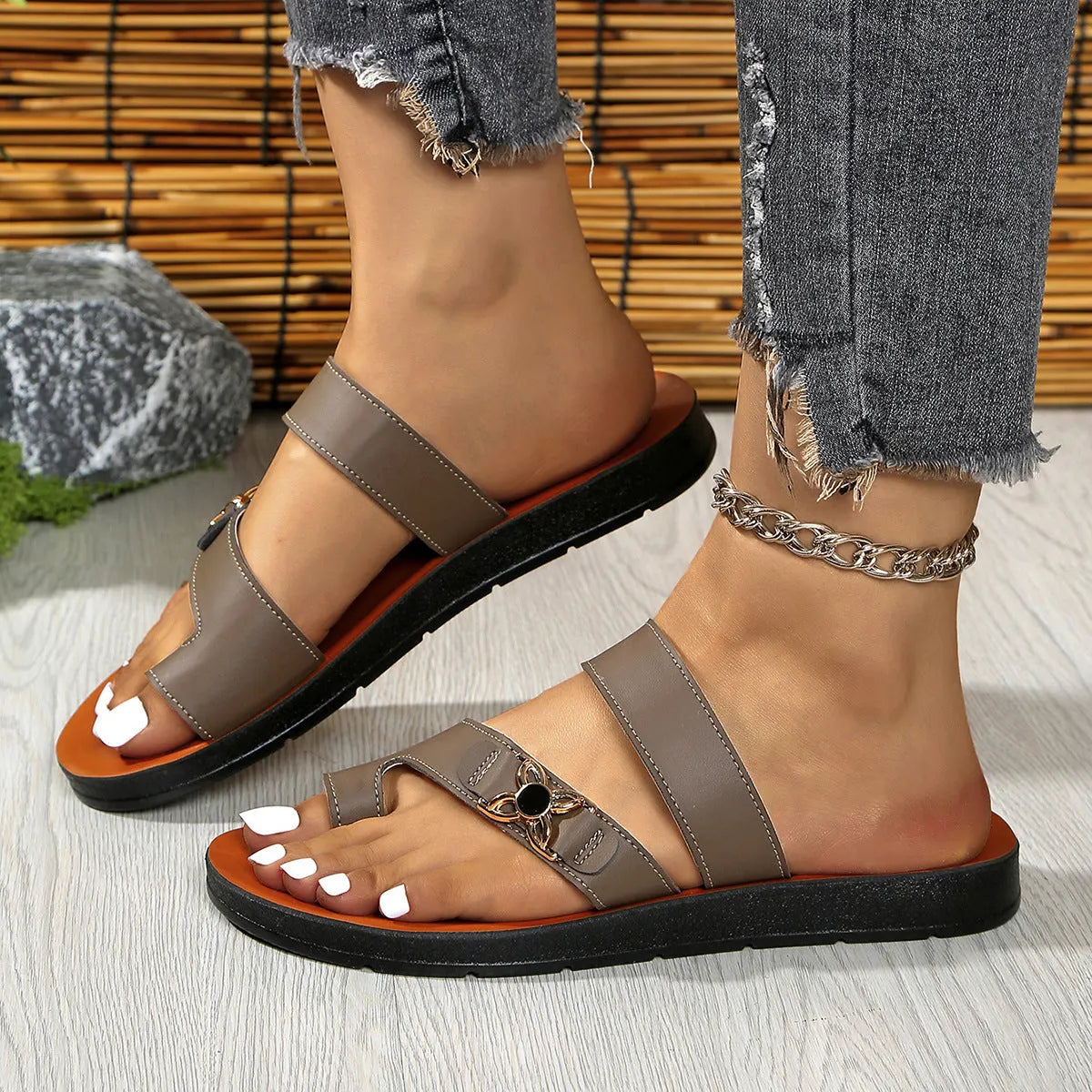 Ledersandalen für Damen mit Zehenring und Kettendetail am Fuss