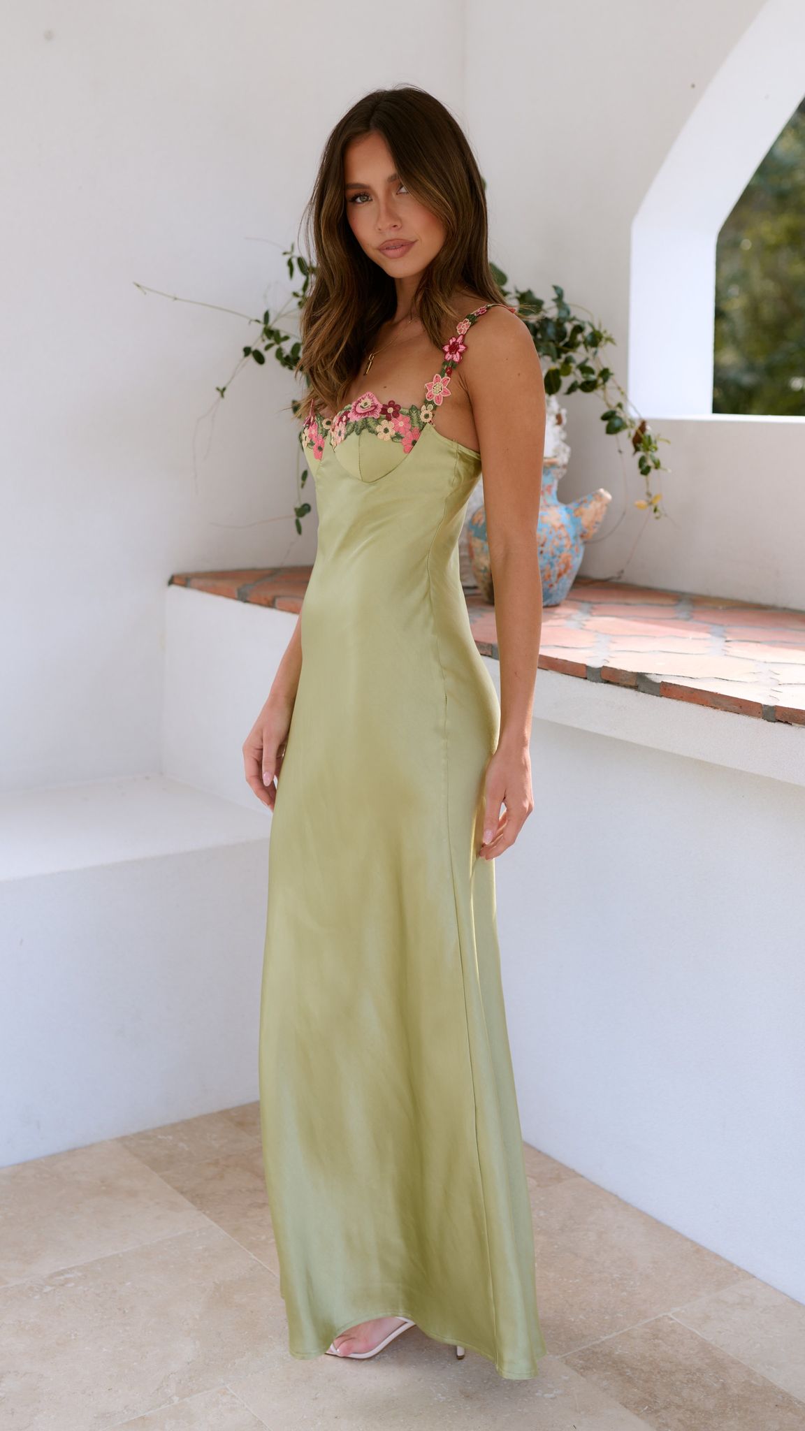 Langes Damenkleid mit eleganter Silhouette und floraler Stickerei