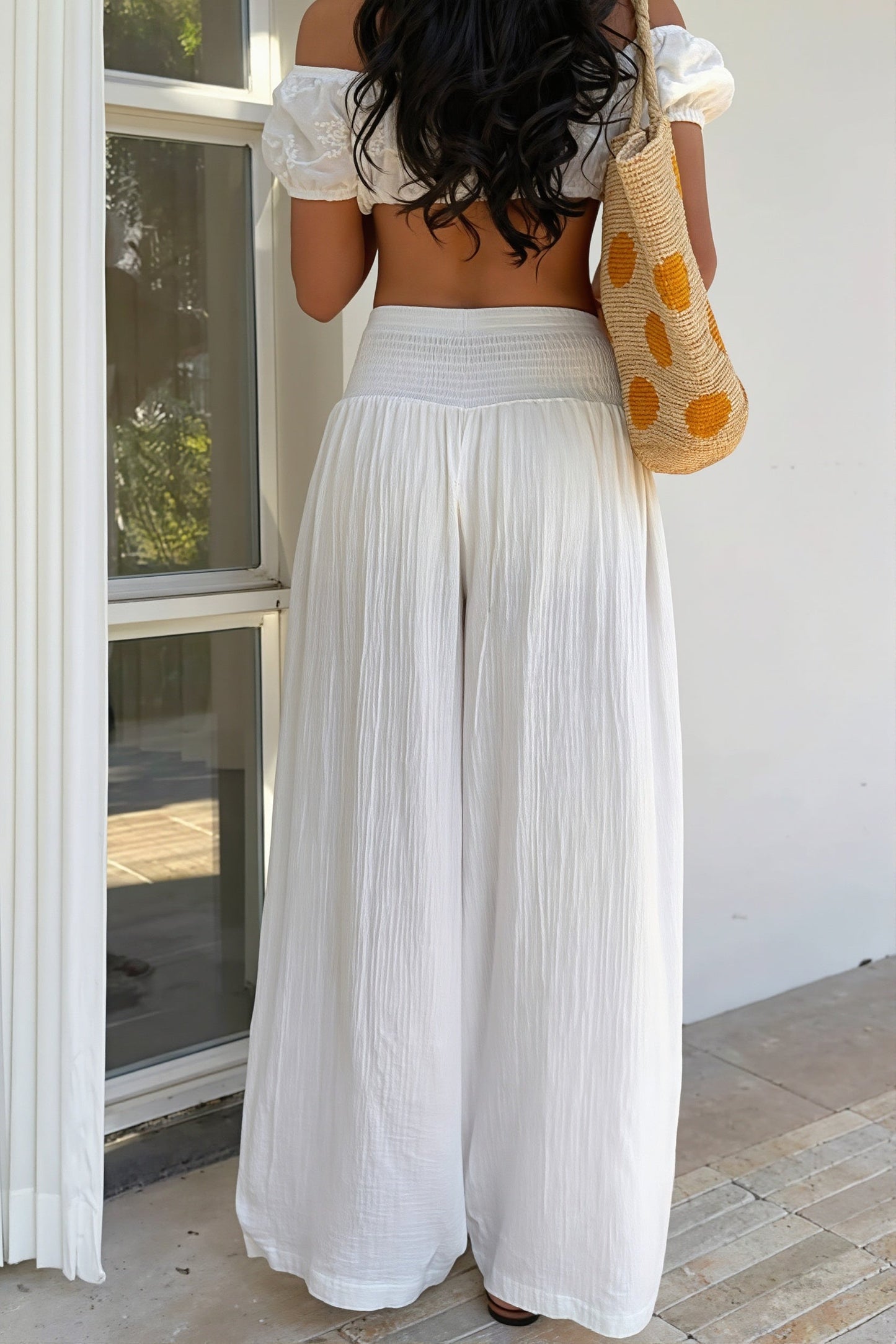 Rückansicht der Mid-Waist-Hose für Damen mit weitem Bein