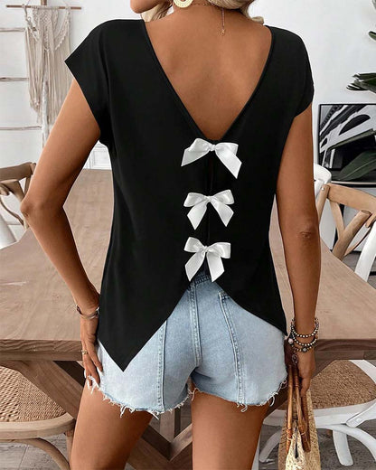 Damen T-Shirt mit V-Ausschnitt und Schleife am Rücken im Detail