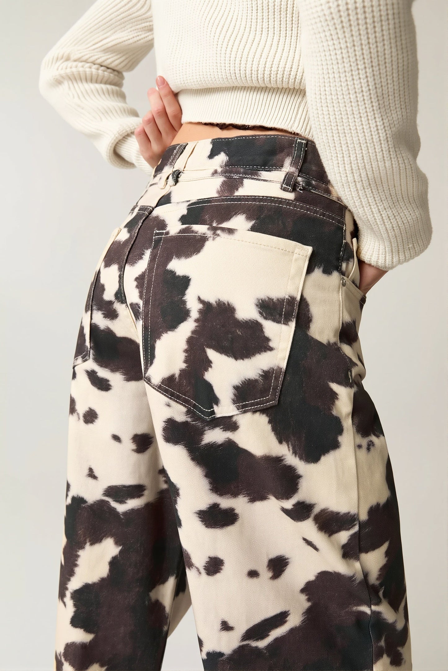 Detail der hohen Taille und des Kuhprints an der Damenjeans