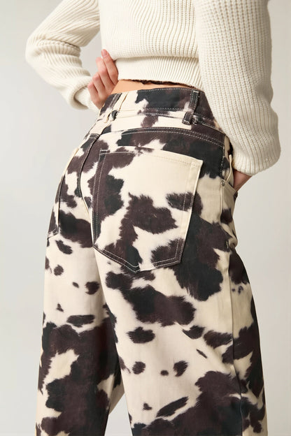 Detail der hohen Taille und des Kuhprints an der Damenjeans