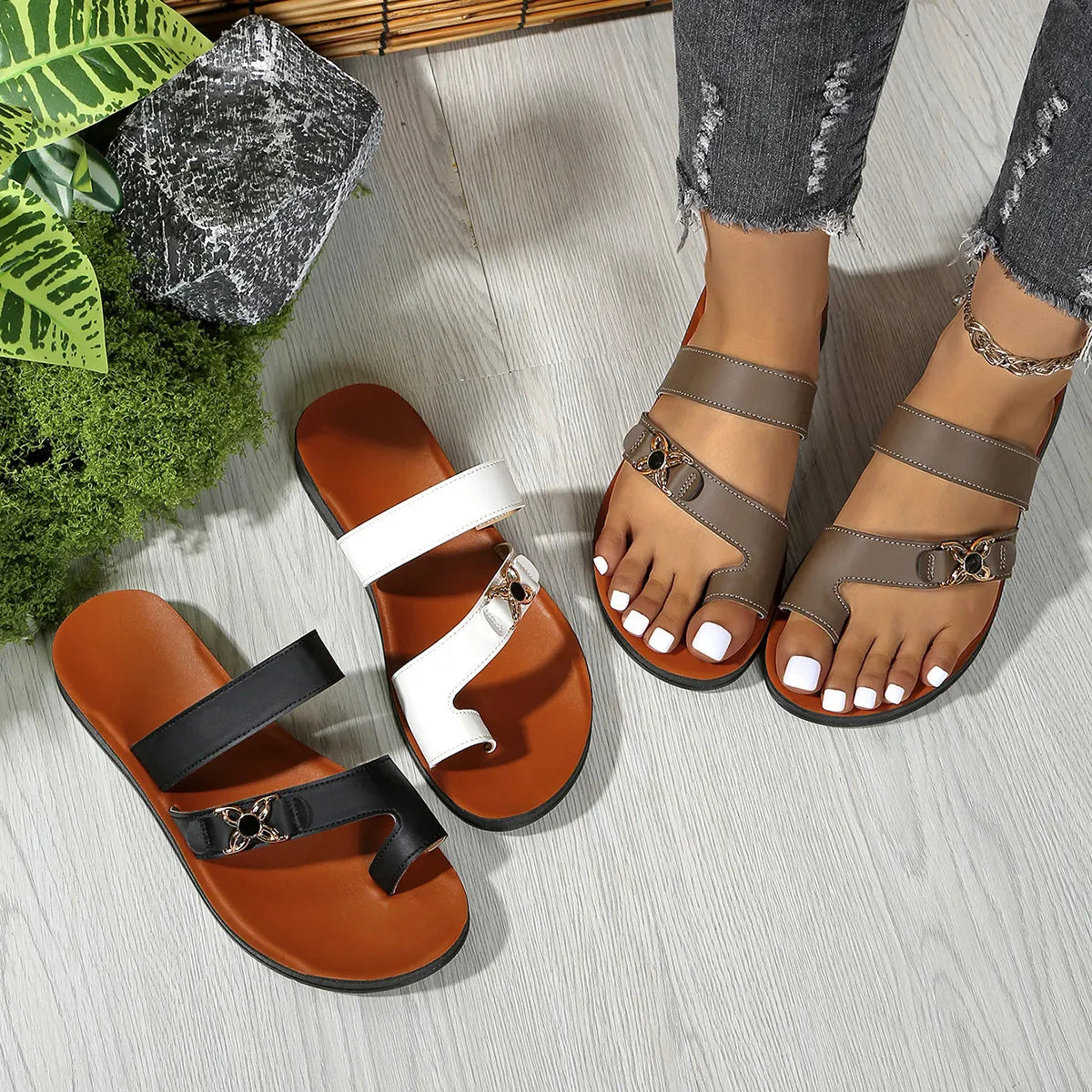 Damen Sandalen aus Leder mit Zehenring in kompletter Produktansicht