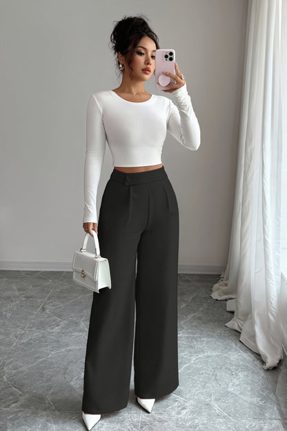 Weite High-Waist-Damenhose mit Knopfdetail in Ganzkörperansicht