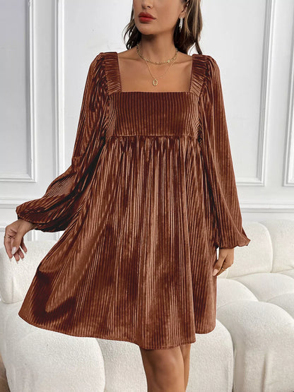 Damen-Samtkleid mit Carré-Ausschnitt und langen Ärmeln in der Gesamtansicht