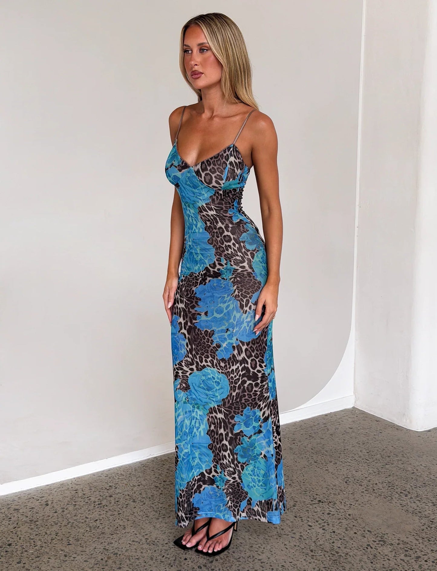 Eng anliegendes Maxi-Kleid mit blauem Leopardenmuster