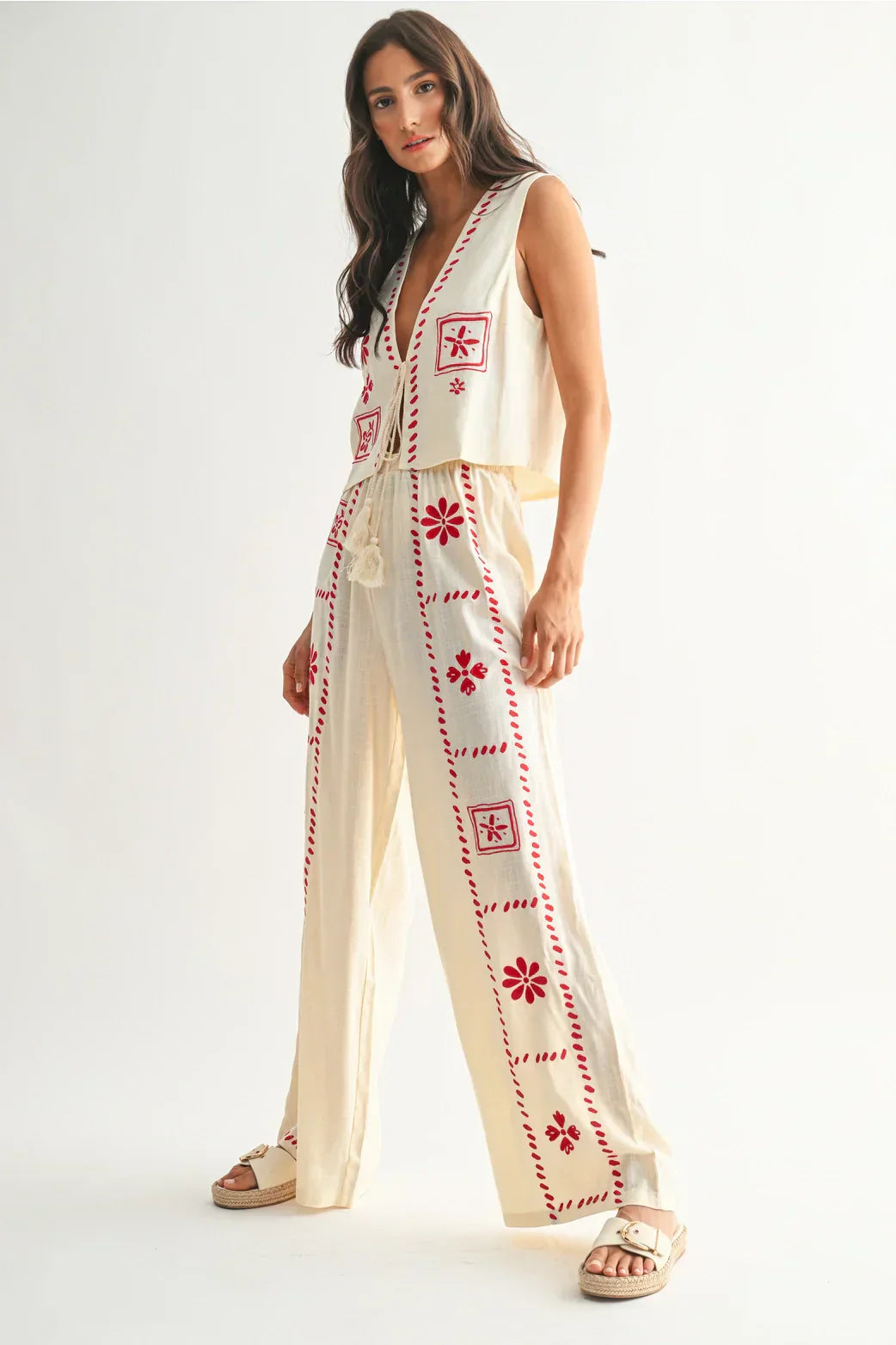 Rückansicht vom Damen Sommer-Set aus Leinen mit ärmelloser Weste und Hose