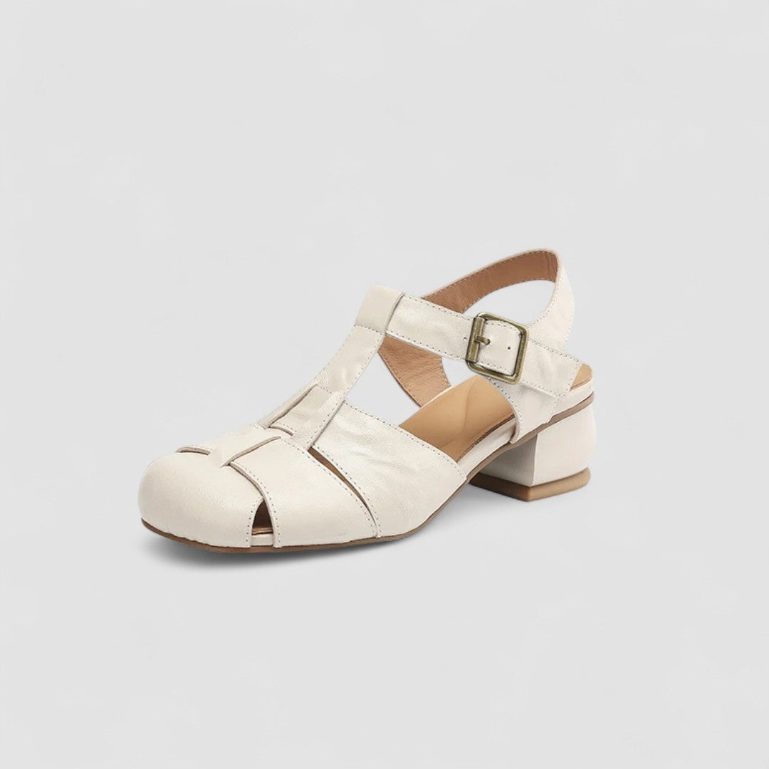 Detailaufnahme des Riemenverschlusses der Damen Mary-Jane-Schuhe
