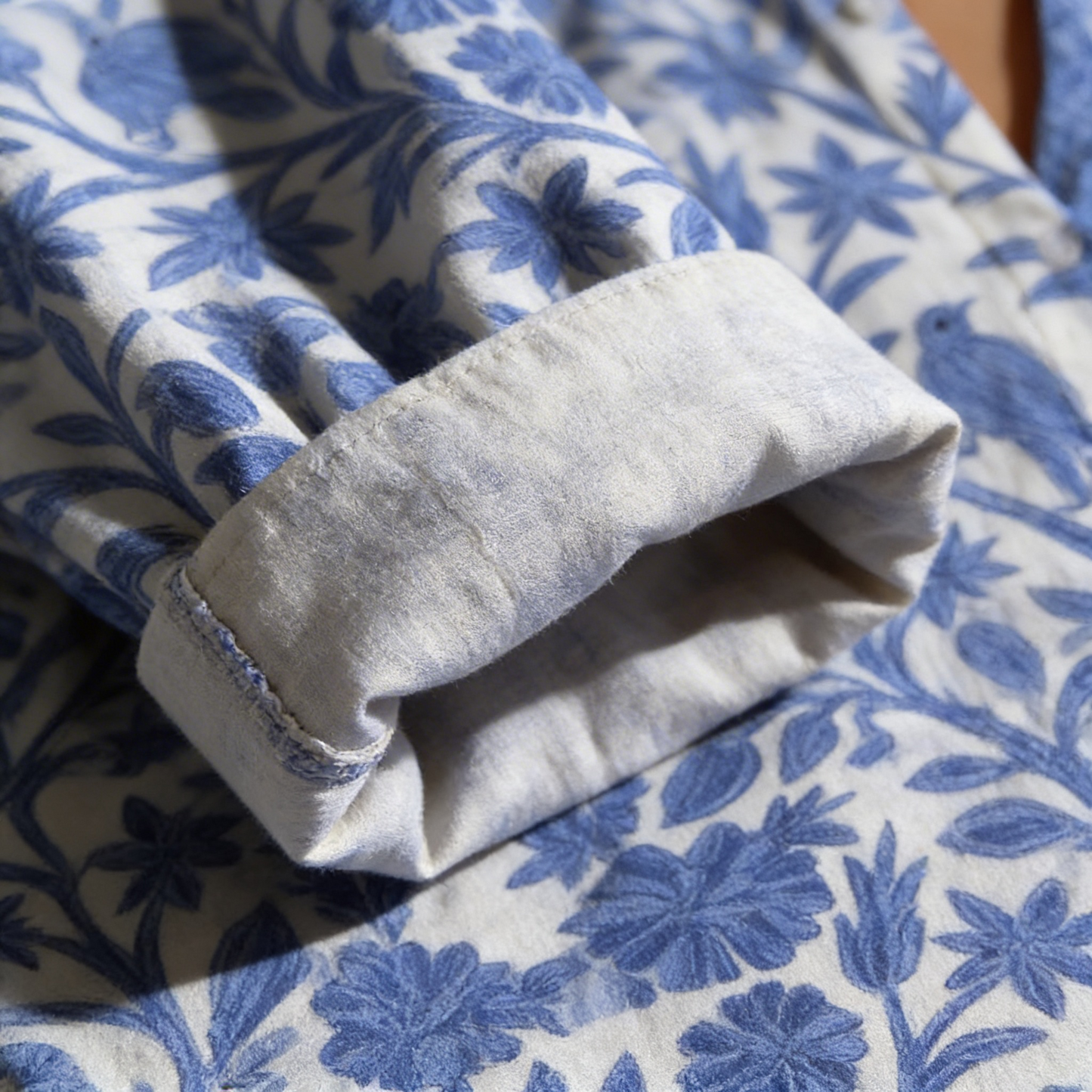 Bluse für Damen mit blauem Gartenmuster