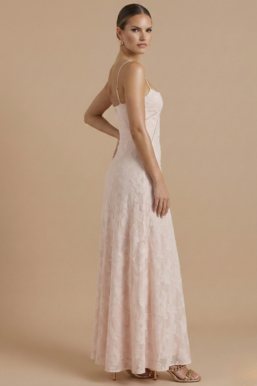 Detailansicht der dünnen Träger am Blumen-Maxikleid