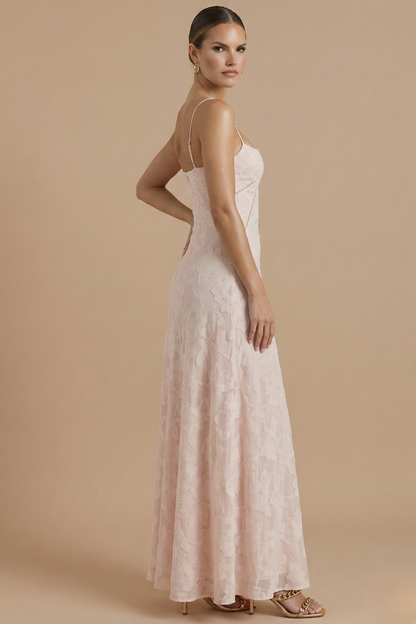Detailansicht der dünnen Träger am Blumen-Maxikleid