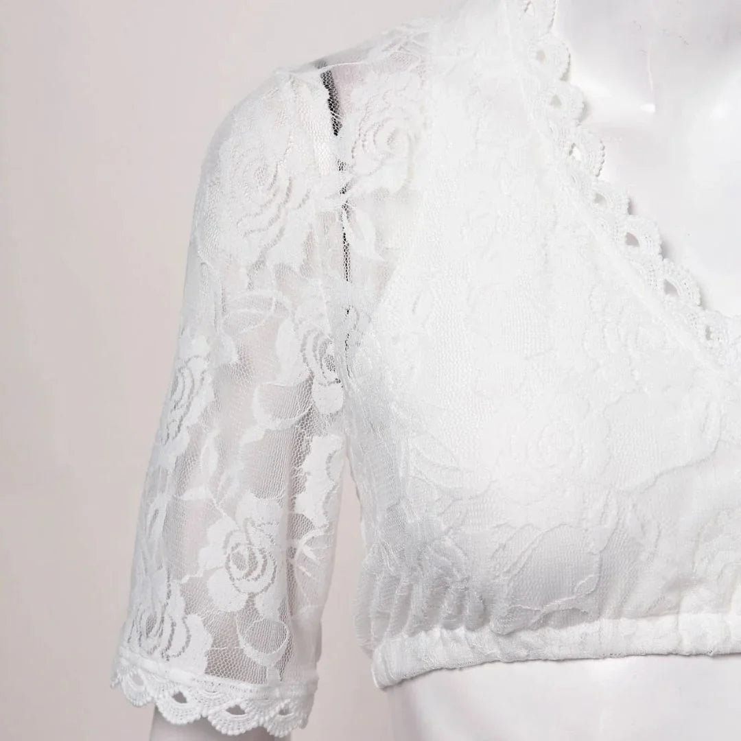 Dirndlbluse mit V-Ausschnitt, passend zu Trachtenmode und Oktoberfest-Outfits