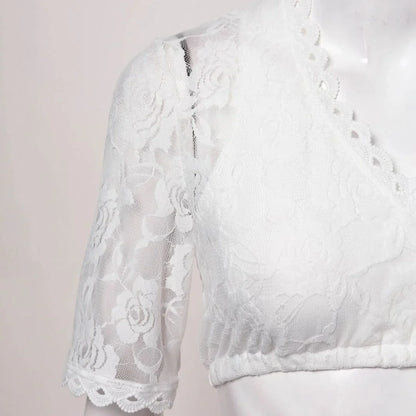 Dirndlbluse mit V-Ausschnitt, passend zu Trachtenmode und Oktoberfest-Outfits