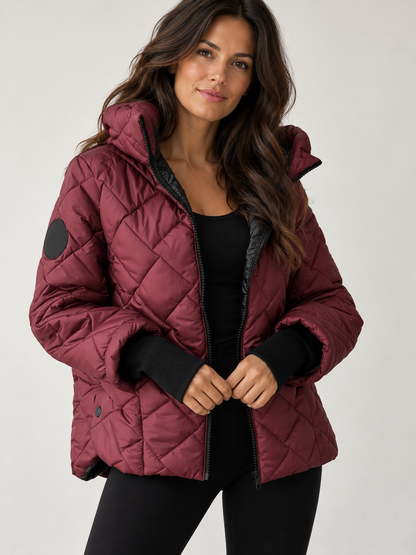 Seitliche Ansicht der warmen Damen-Steppjacke mit Steppnähten