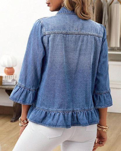 Damen-Jeansjacke aus Denim als modische Kurzjacke frontal getragen