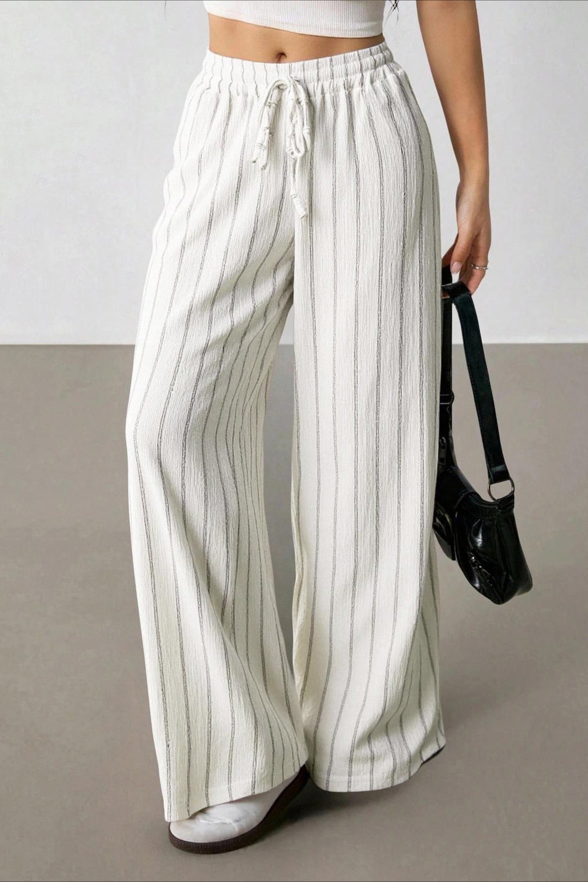 Damen Wide-Leg-Hose mit weitem Bein und Streifenmuster seitlich fotografiert