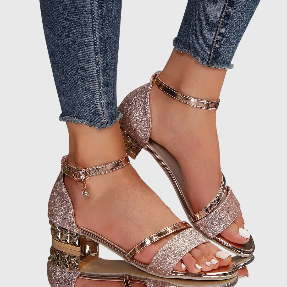 Vorderansicht der Sandalen mit Absatz für Damen